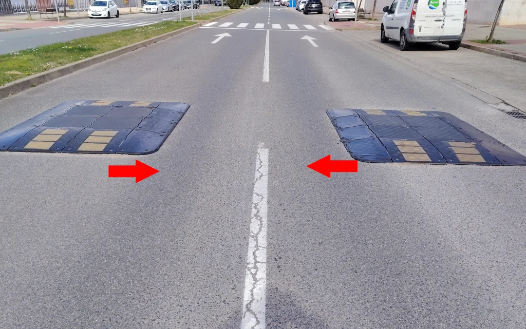 En que estaban pensando cuando instalaron estas planchas de reducción de velocidad.